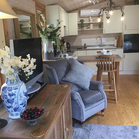 The Lodge - Luxury Lodge With Super King Size Bed, Kitchen & Shower Room Hurstpierpoint Dış mekan fotoğraf