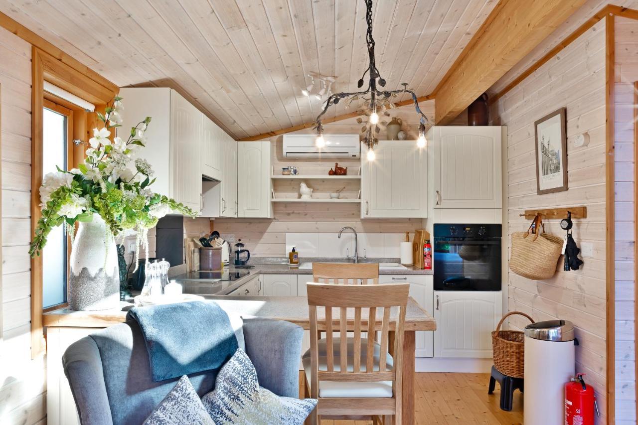 The Lodge - Luxury Lodge With Super King Size Bed, Kitchen & Shower Room Hurstpierpoint Dış mekan fotoğraf