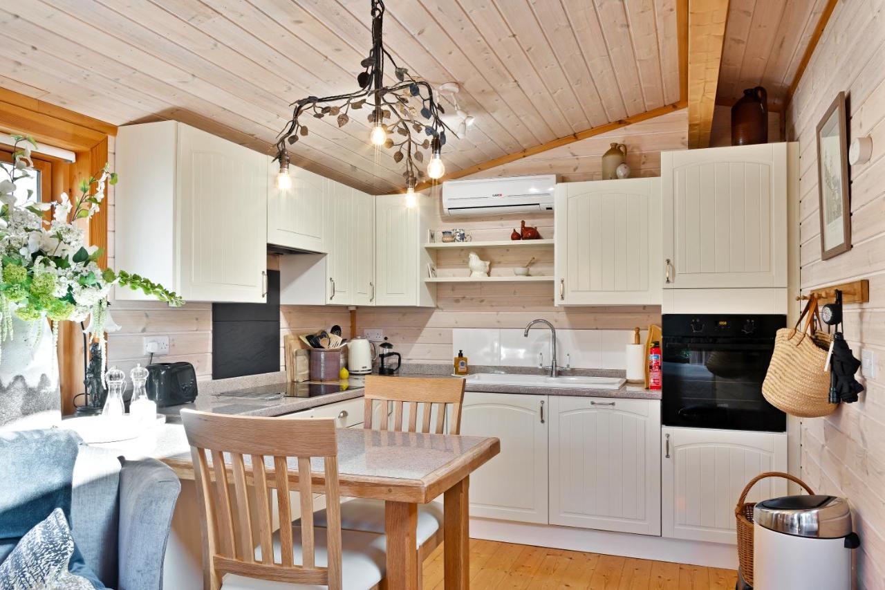 The Lodge - Luxury Lodge With Super King Size Bed, Kitchen & Shower Room Hurstpierpoint Dış mekan fotoğraf