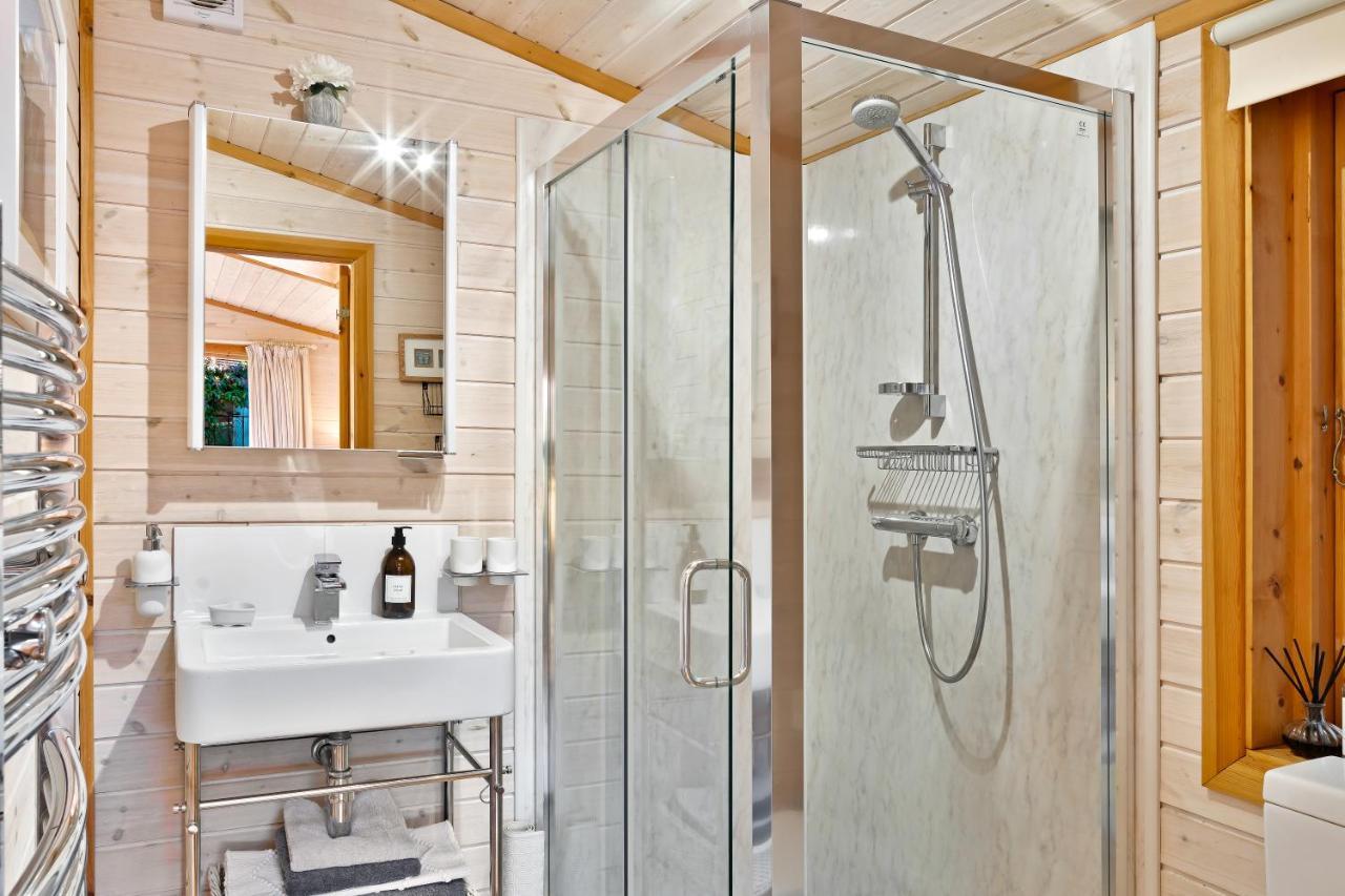 The Lodge - Luxury Lodge With Super King Size Bed, Kitchen & Shower Room Hurstpierpoint Dış mekan fotoğraf